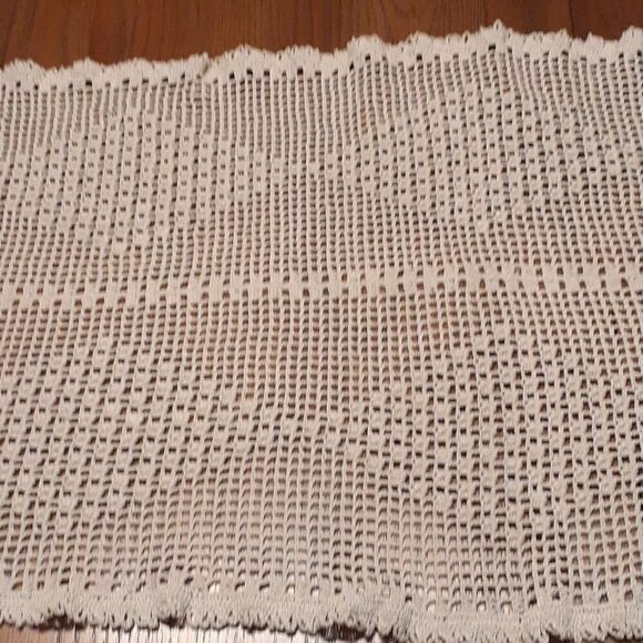 Hand crocheted ecru table runner rectangle with lace fringe. - Picture 3 of 6